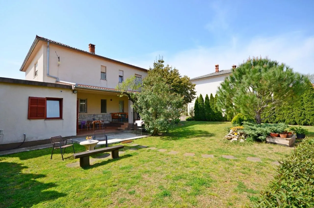 Apartments Mirela Pula 0*,